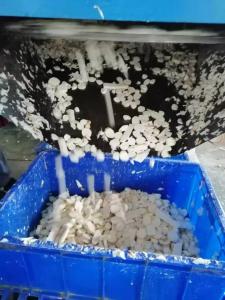 新鮮山藥手工削皮，制片